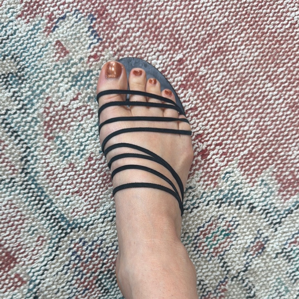 Black Strappy Sandalas